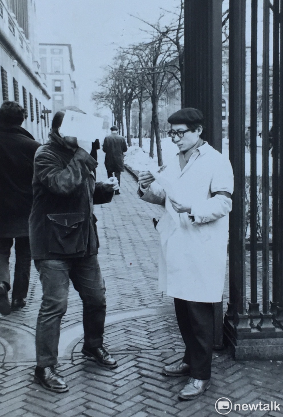 鄭自才在1969年228大屠殺忌日在Columbia University大門口分發傳單。 圖：張文隆/提供
