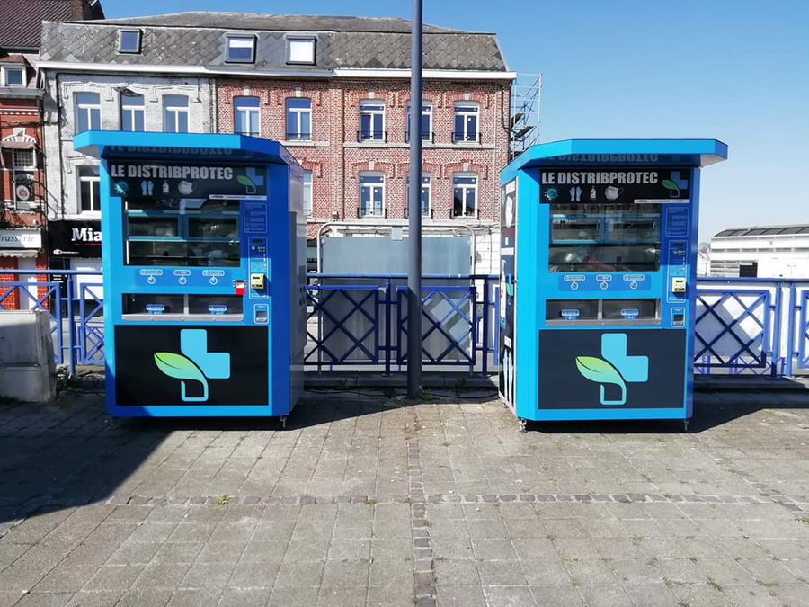 法國熱蒙市出現的這款名為「Distribprotec」的自動販賣機，是可充電的，出售口罩與乾洗手。 圖：翻攝自CHARNELLE Dominique推特