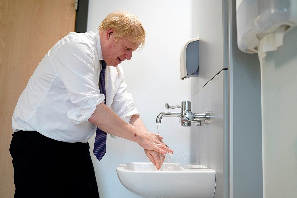 英國首相強生在英國爆發武漢肺炎初期採佛系防疫，雖然宣導勤洗手，但他後來還是確診，還一度送入重症病房。 圖：翻攝自強生臉書