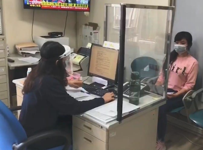 阿西（化名）因為想家而前往移民署辦理自行到案。 圖：移民署提供