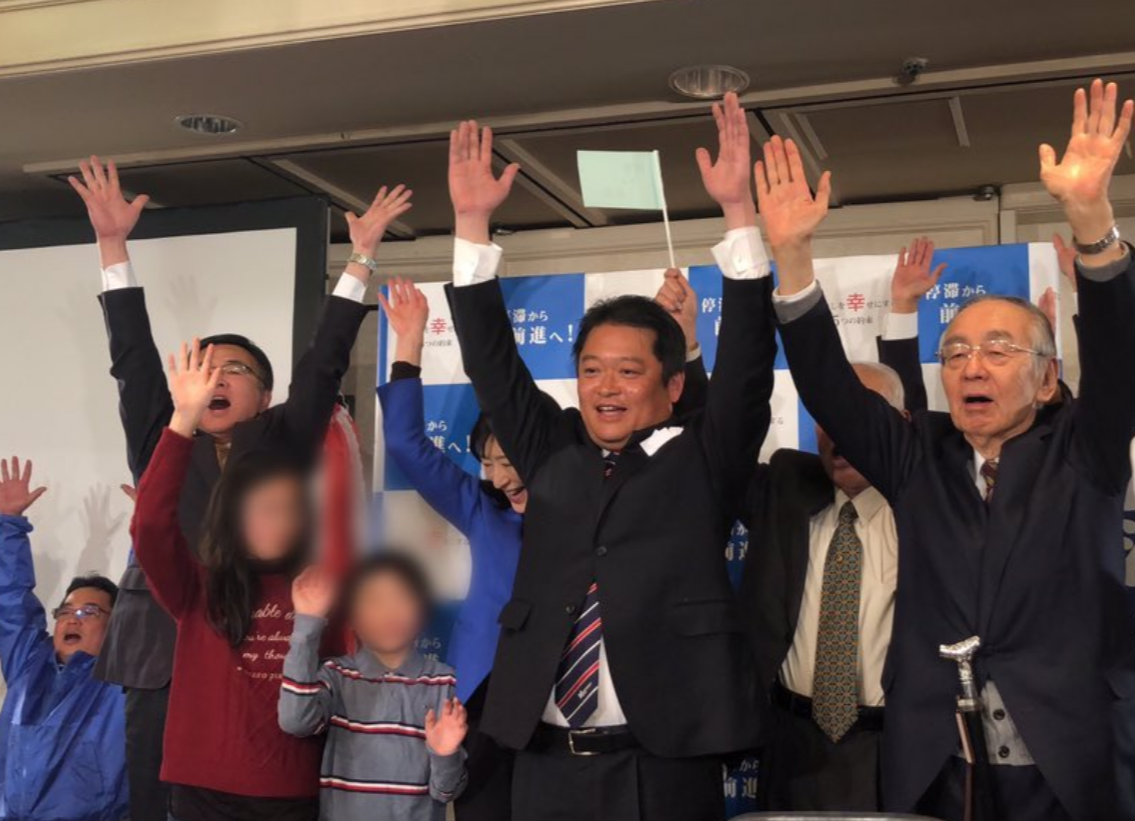 日本山梨縣知事長崎幸太郎(中)。 圖：翻攝自長崎幸太郎推特