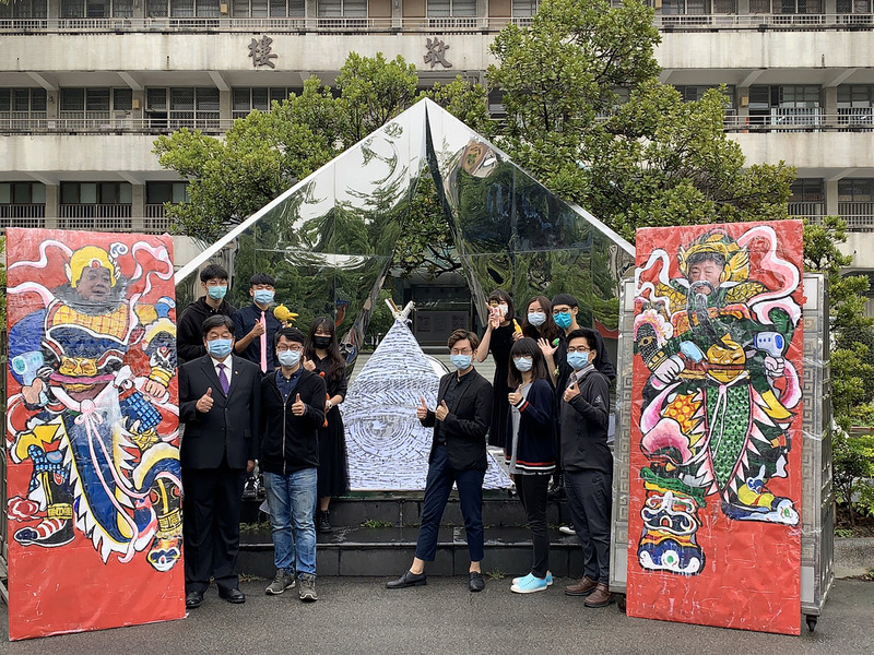 台中一中美術週活動24日登場，學子將裝置藝術設在鄰近校門的「入德之門」，並於門前打造兩面防疫門神，呈現衛福部長陳時中與校長陳木柱的形象，象徵堅守防疫大門，帶著大家共同對抗疫情。 圖 : 台中一中/提供