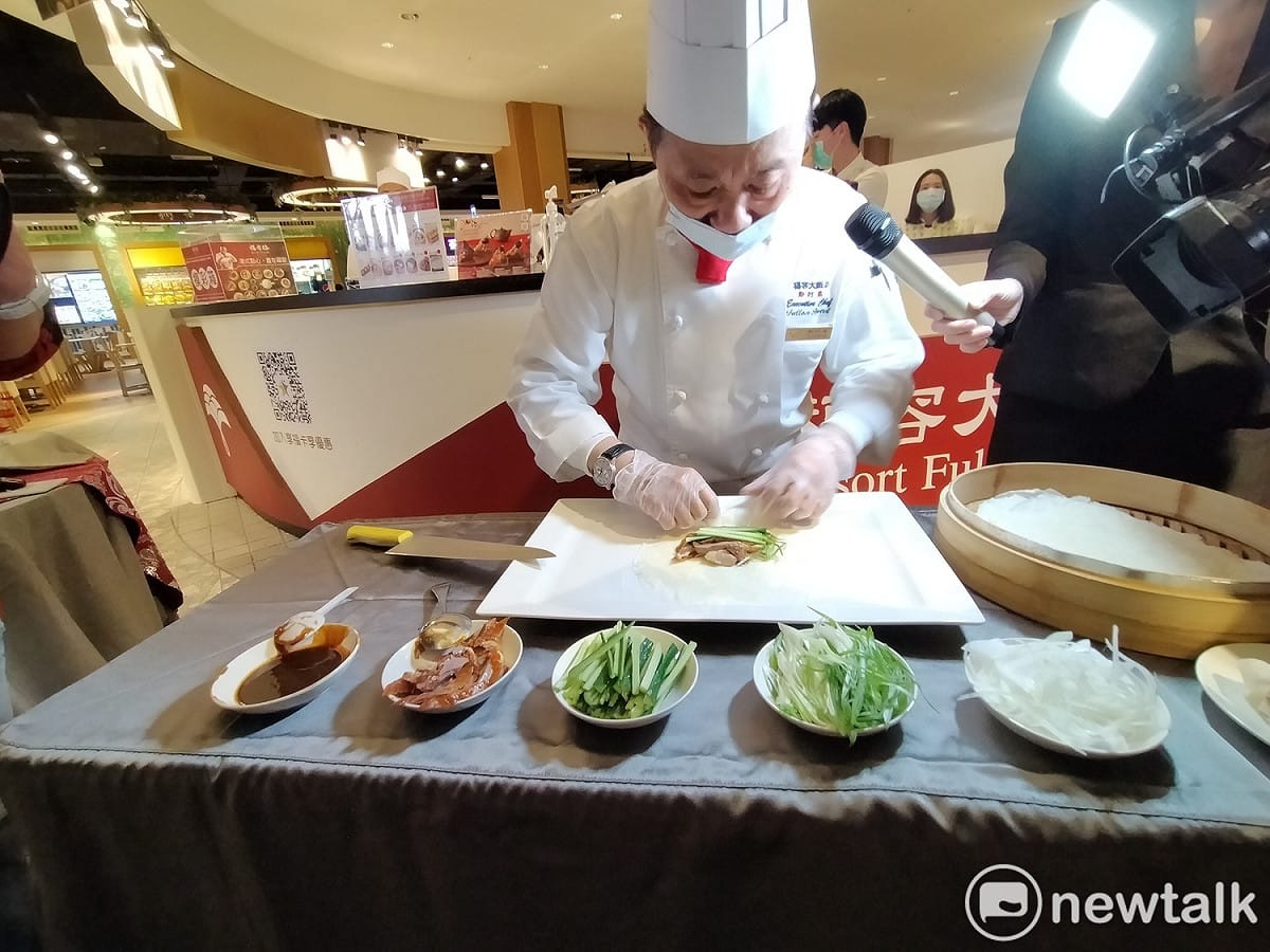 阿基師示範製作烤鴨捲餅。 唐復年/攝