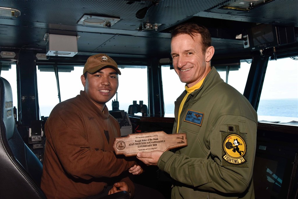 美國羅斯福號航空母艦前艦長克勞齊上校（右）日前因艦上疫情向高層請命而遭解職，24日消息指海軍軍令部長吉爾迪上將已建議讓克勞齊復職。（圖取自facebook.com/USSTheodoreRoosevelt）