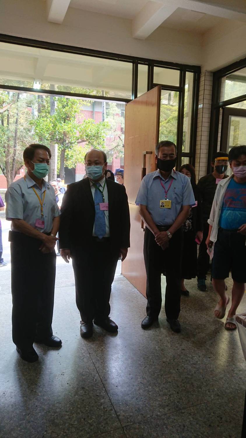 中選會副主委陳朝建(左2)上午前往高雄中學視察，他表示，各地的投開票所都已完成消毒。 圖：中選會/提供