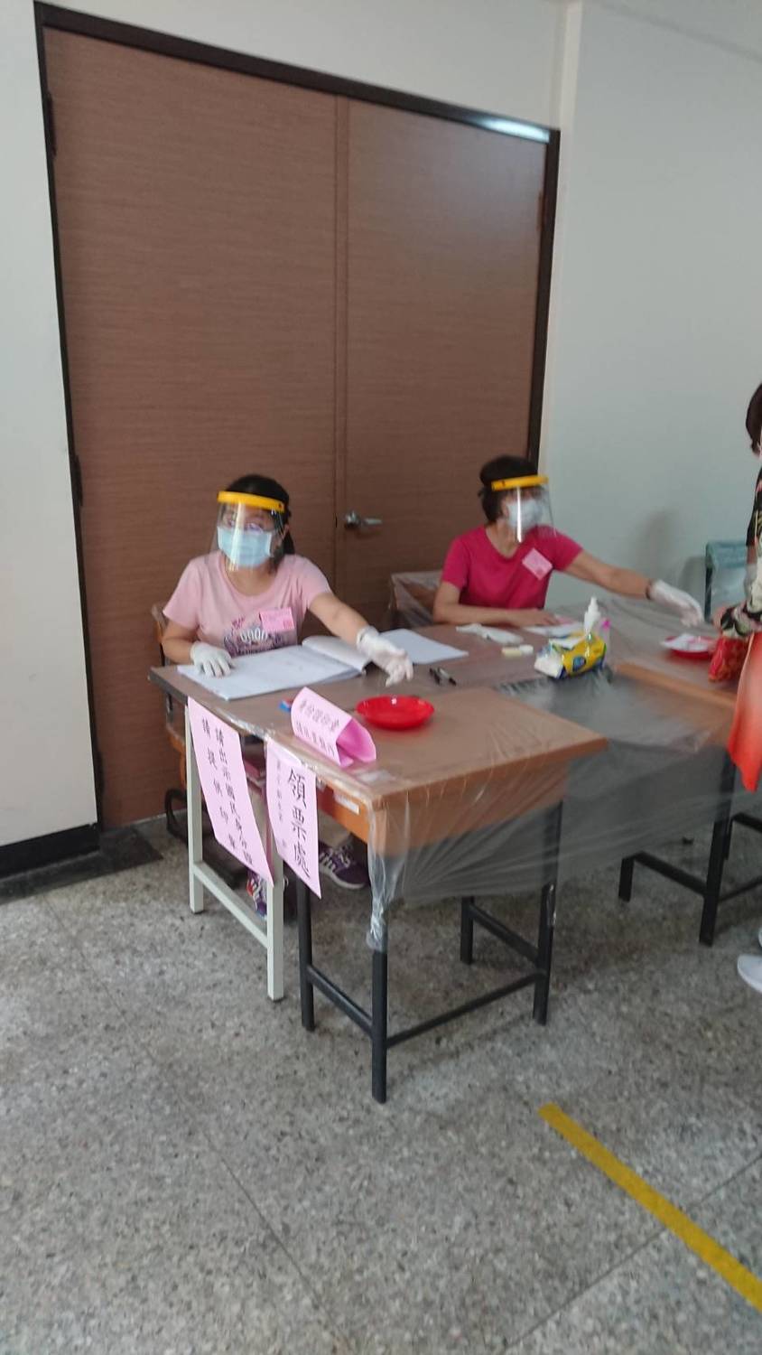 選務人員皆配戴口罩和手套，降低接觸傳染風險。 圖：中選會/提供