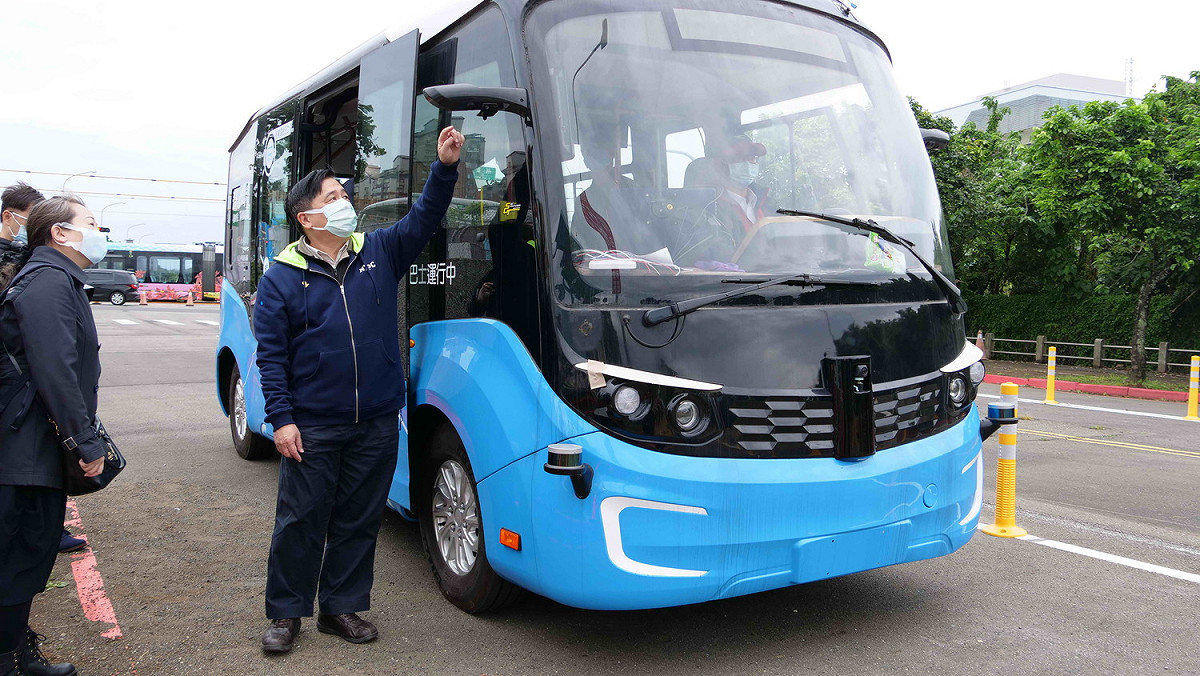 全國第一個智駕電動巴士運輸接駁測試，昨天起在新北淡海新市鎮上路，交通局長鍾鳴時到場了解。 圖：新北市交通局/提供