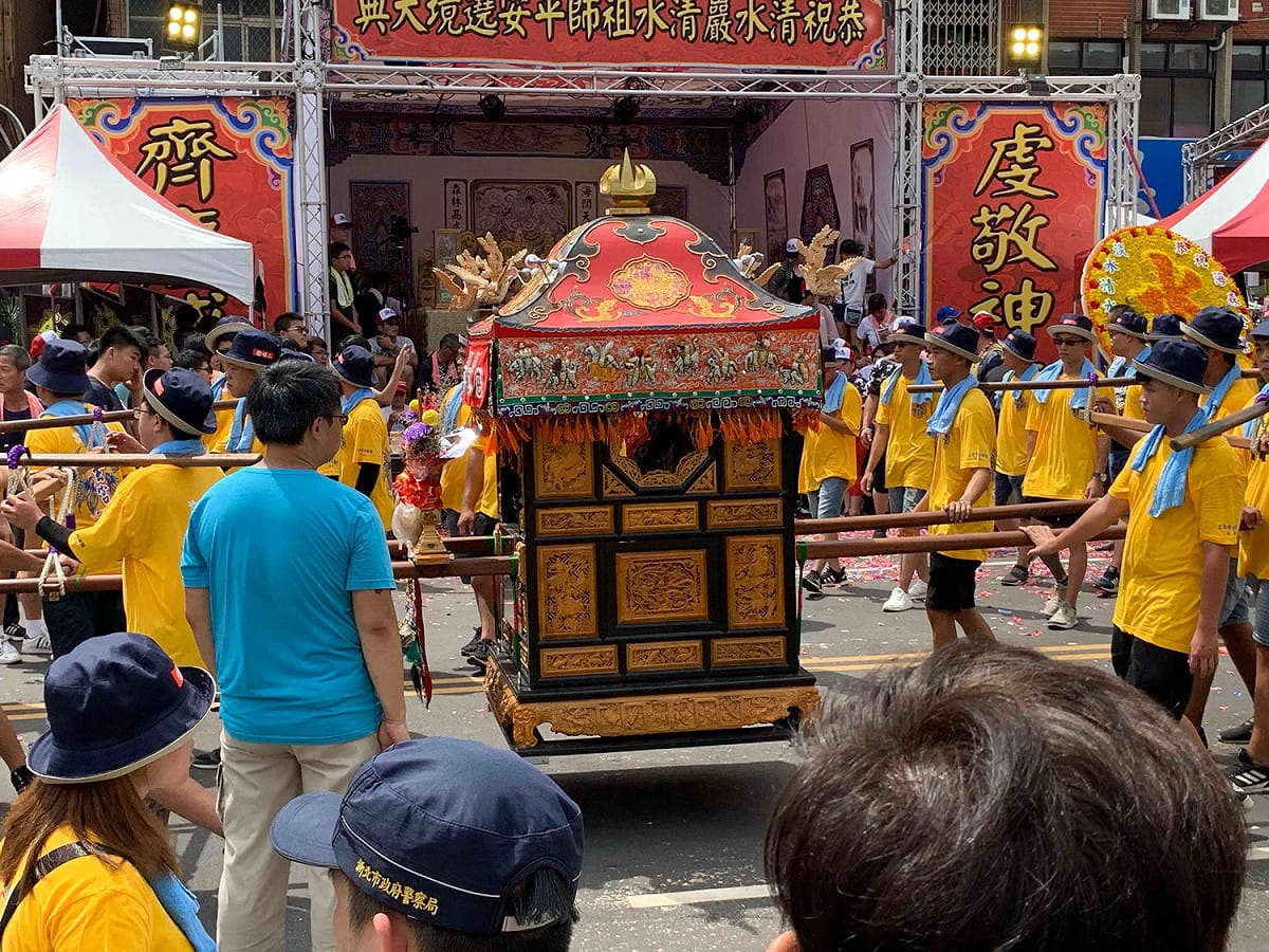 每年淡水清水祖師遶境活動，規模逾2萬人，今年因應疫情，取消車巡、遶境，活動經費也改捐高頂救護車。 圖：新北市民政局提供