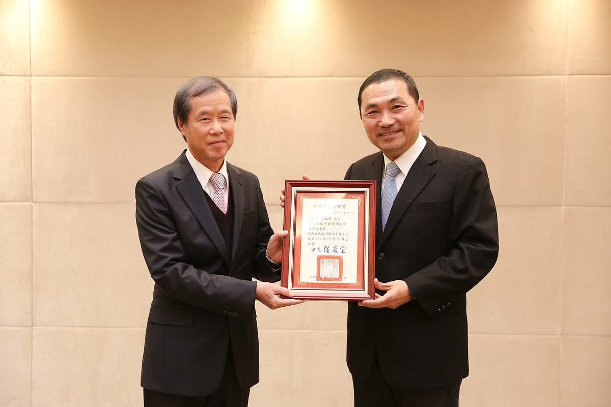 新北產諮會委員板信商銀由董事長劉炳輝 (左)代表，與新北市長侯友宜合推「急救貸」專案協助企業渡過疫情困境。  圖：新北市經發局提供