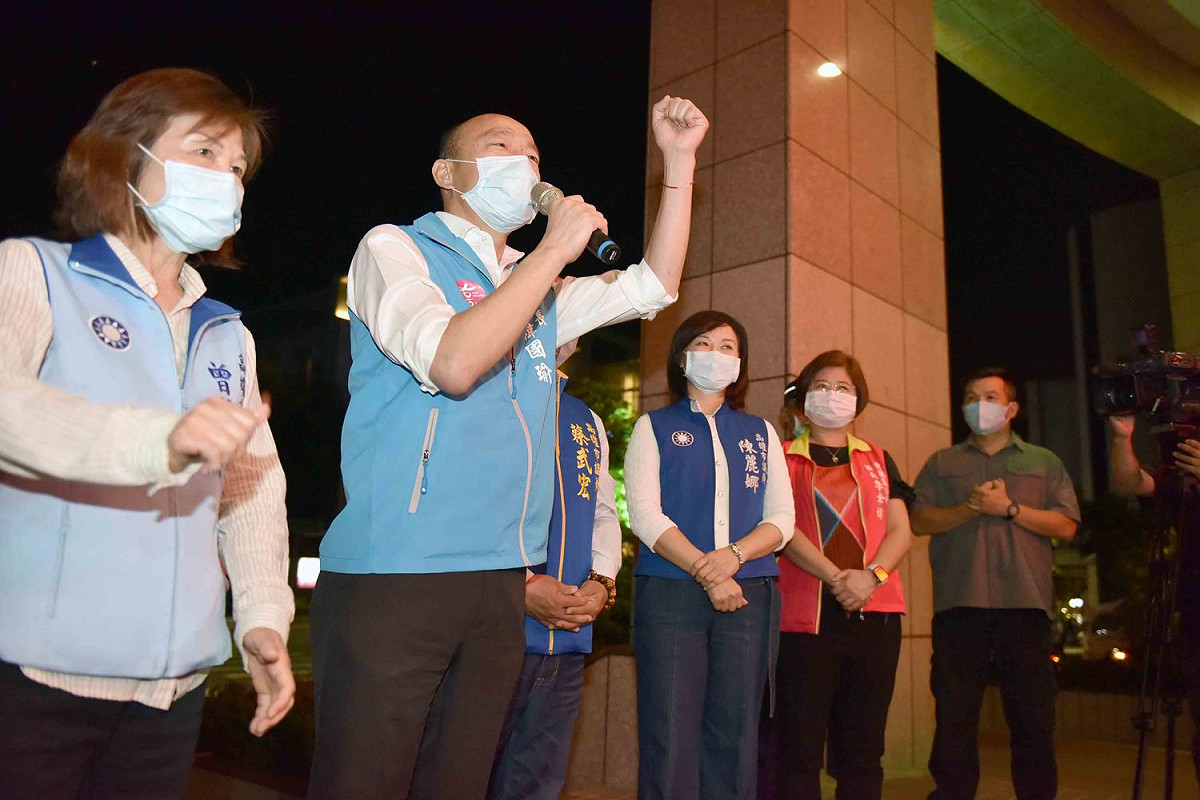 高雄市長韓國瑜(左二)宣布將展開三個月的「防疫平安演習」。 圖：高雄市政府/提供