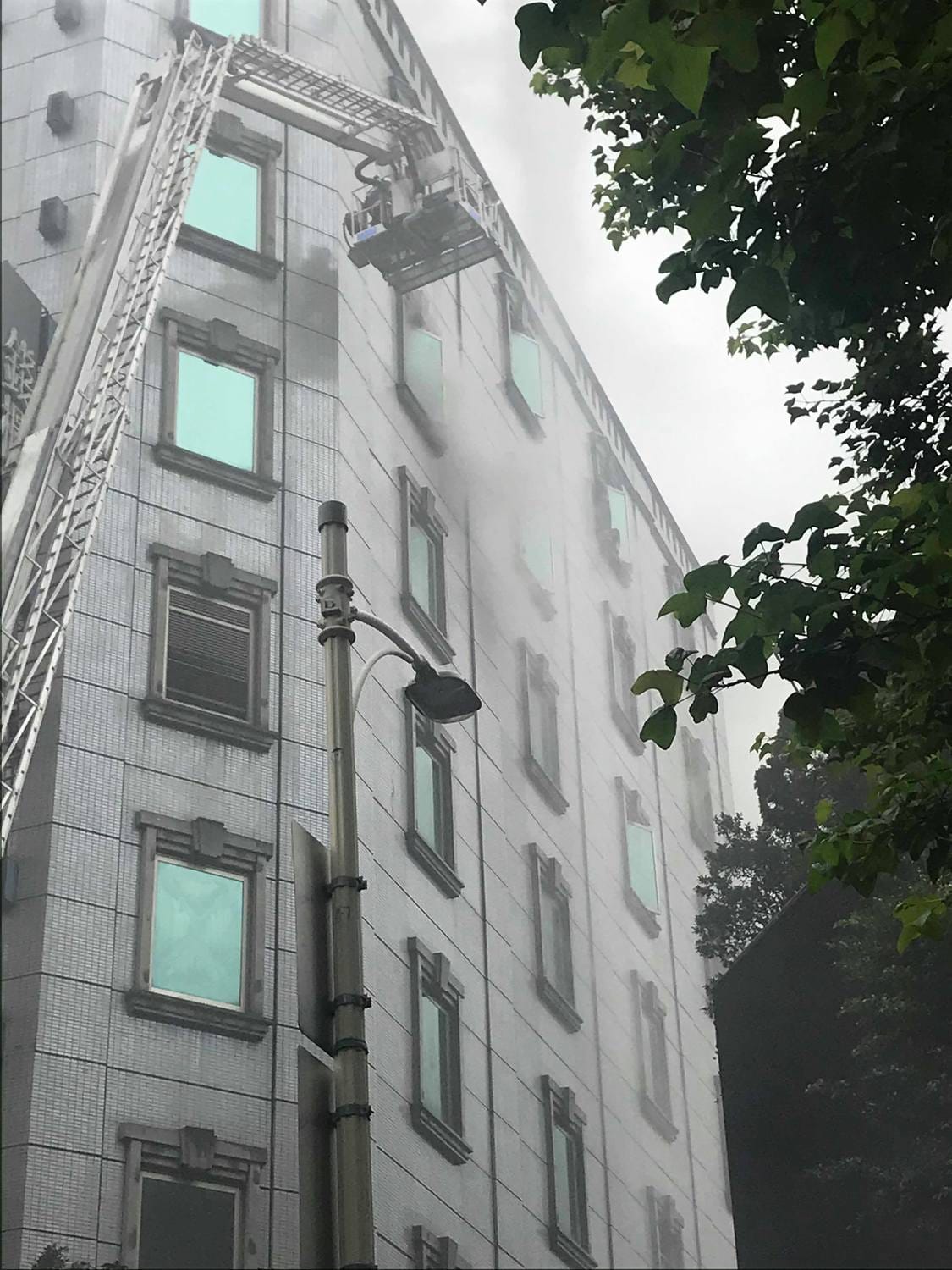 錢櫃林森店發生大火，警消、雲梯車趕往現場搜救。 圖：民眾楊小姐提供