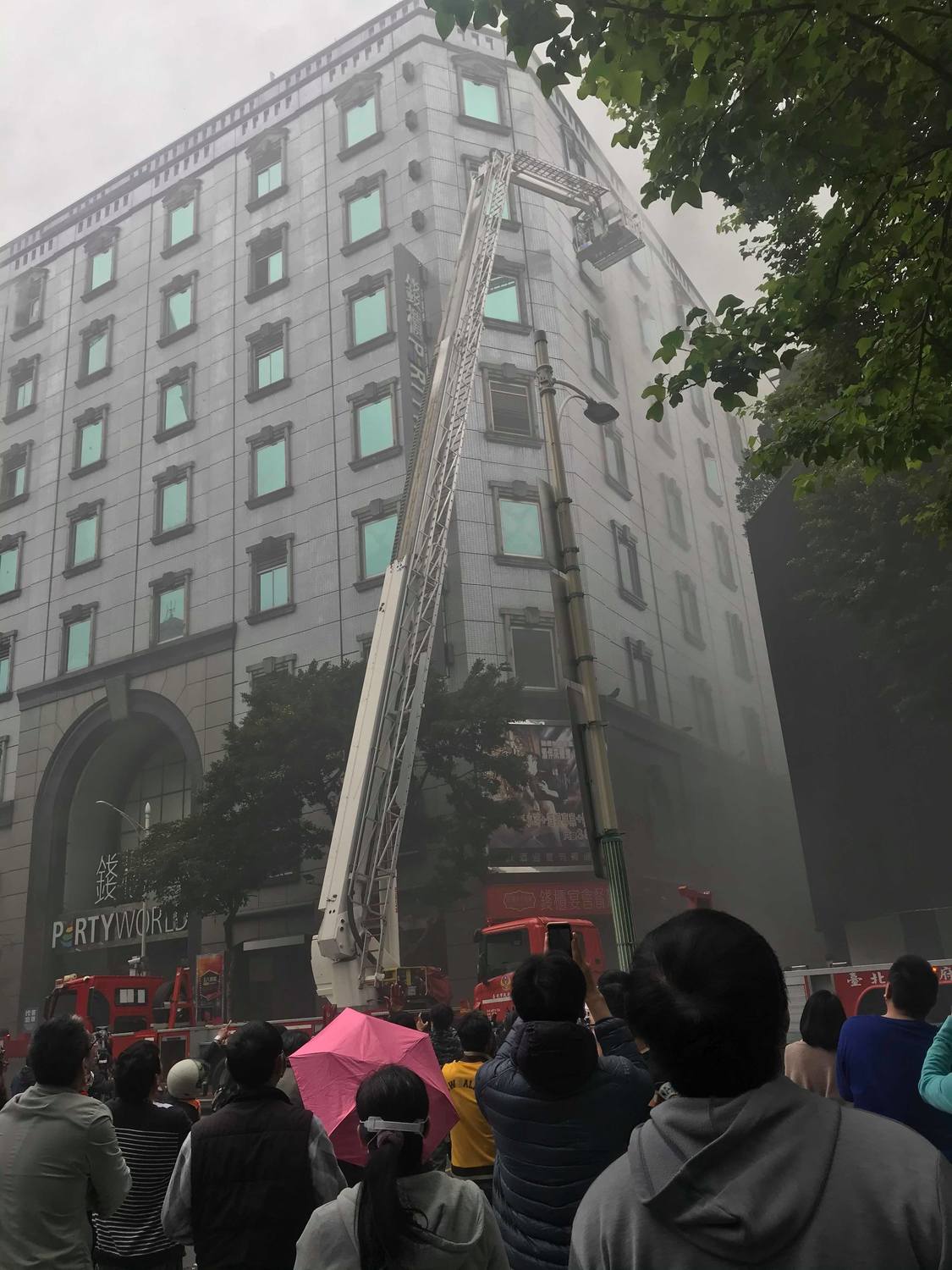 火警引來許多民眾前來圍觀，並希望所有人員平安。 圖：民眾楊小姐提供