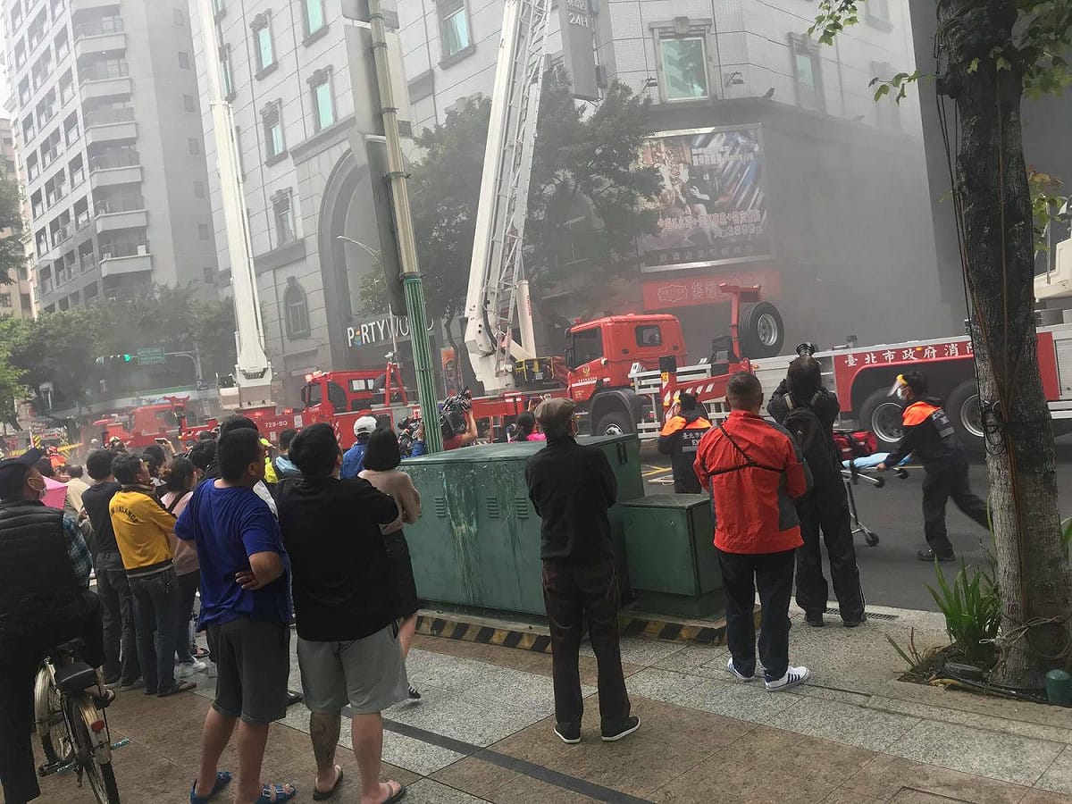警消出動多輛消防車，警消到場後立刻展開搜救行動。 圖：民眾楊小姐提供