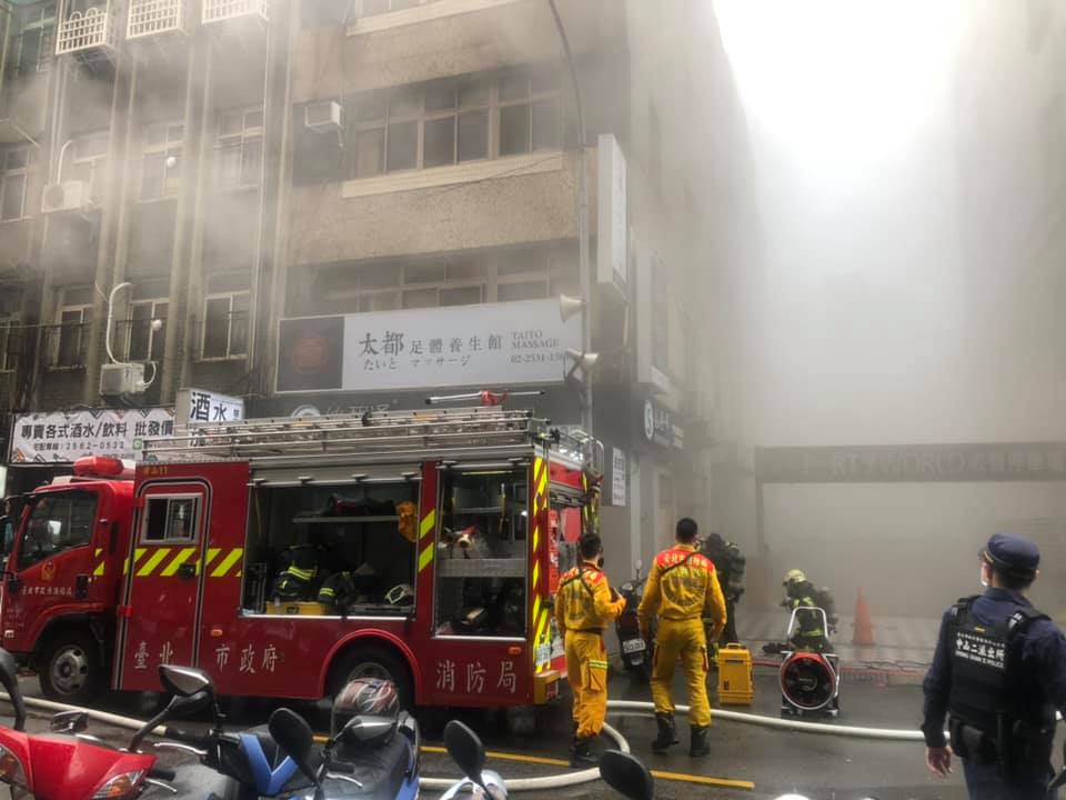 即使在視線不佳的情況下，警消仍堅持不懈地救援。 圖：民眾Lo小姐提供