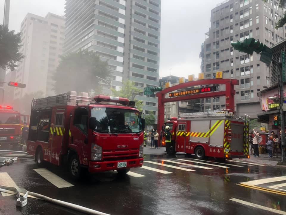 消防車趕往現場救援。 圖：民眾Lo小姐提供