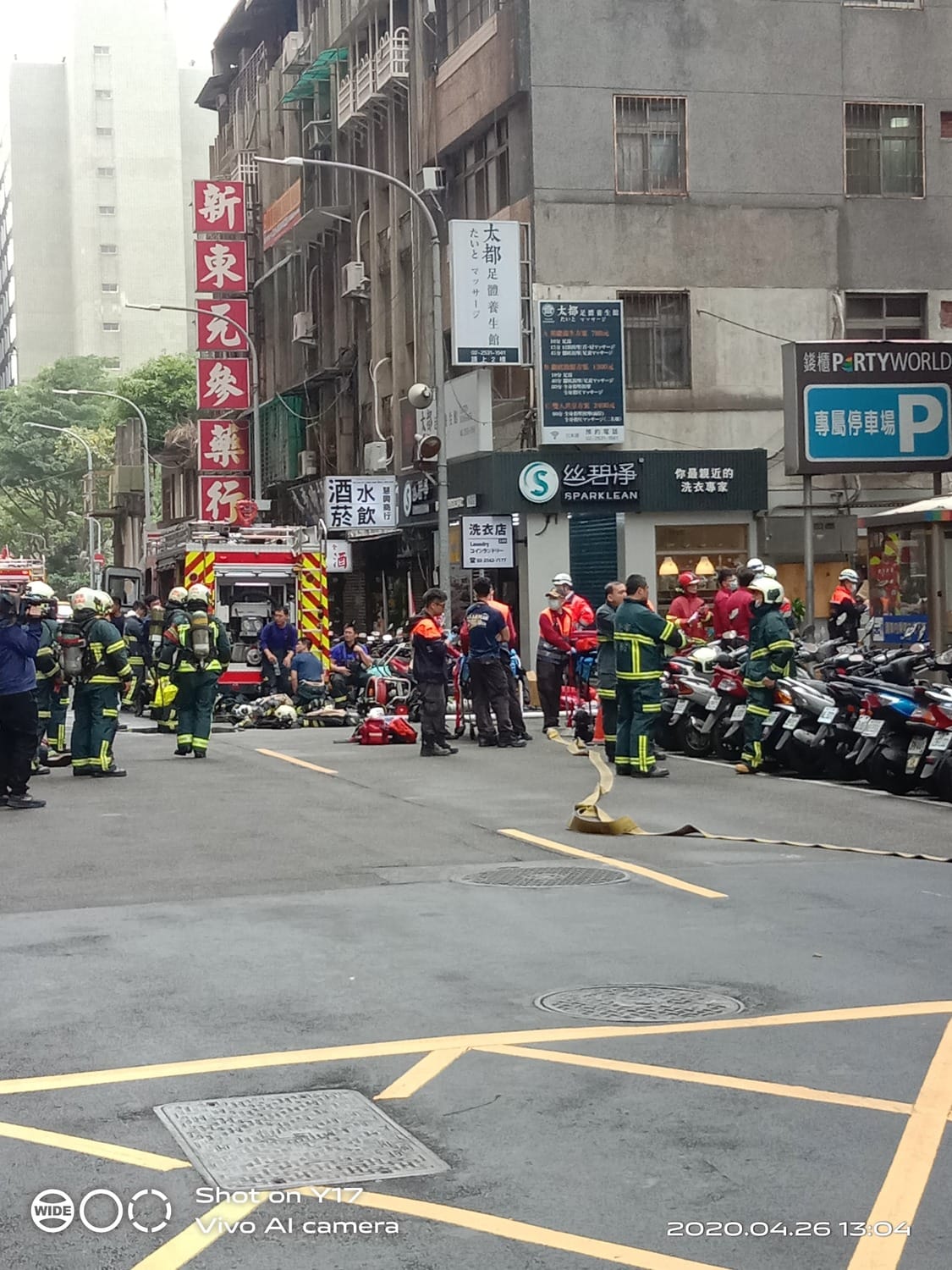 大批警消人員前往搜救。 圖：民眾提供