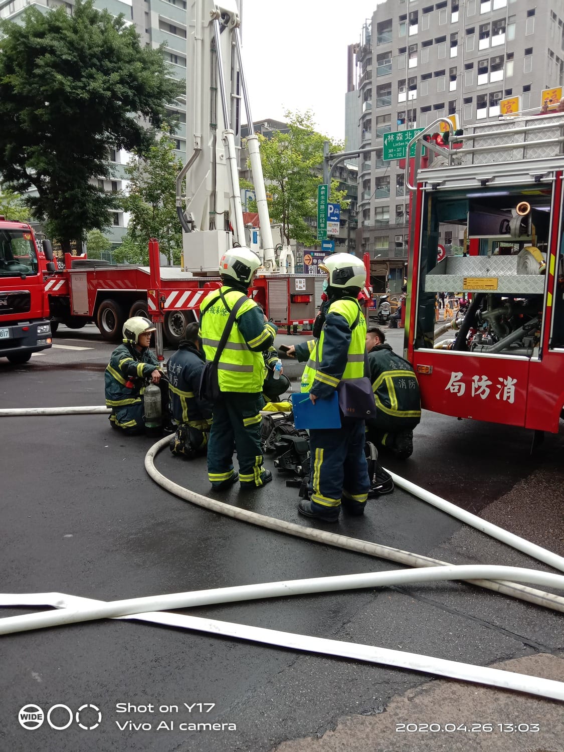 警消人員正在商討如何救援。 圖：民眾提供