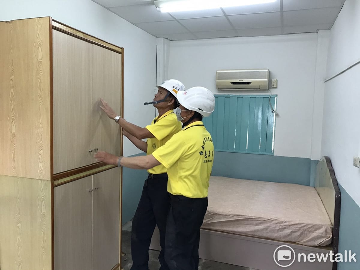 修繕志工為老夫婦修繕房屋，並提供實用的家具，讓原本殘破的老屋煥然一新。 圖：勞工局提供