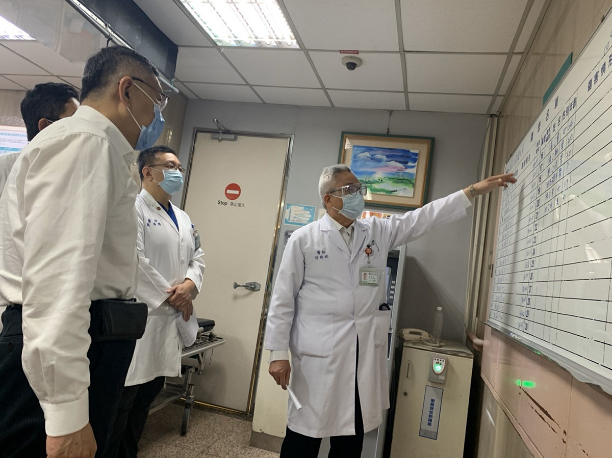 台北市長柯文哲至馬偕醫院探視林森錢櫃大火傷患。 圖：北市府提供