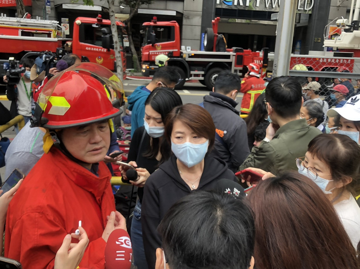 北市副市長黃珊珊到場了解林森錢櫃大火狀況。 圖：北市府/提供（資料照片）