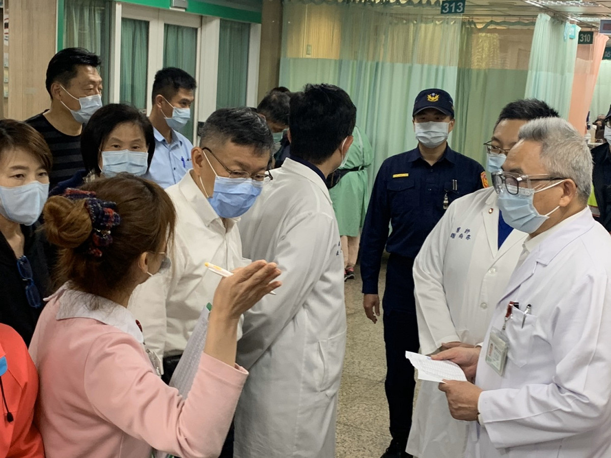 柯文哲前往醫院探視傷患。 圖:北市提供