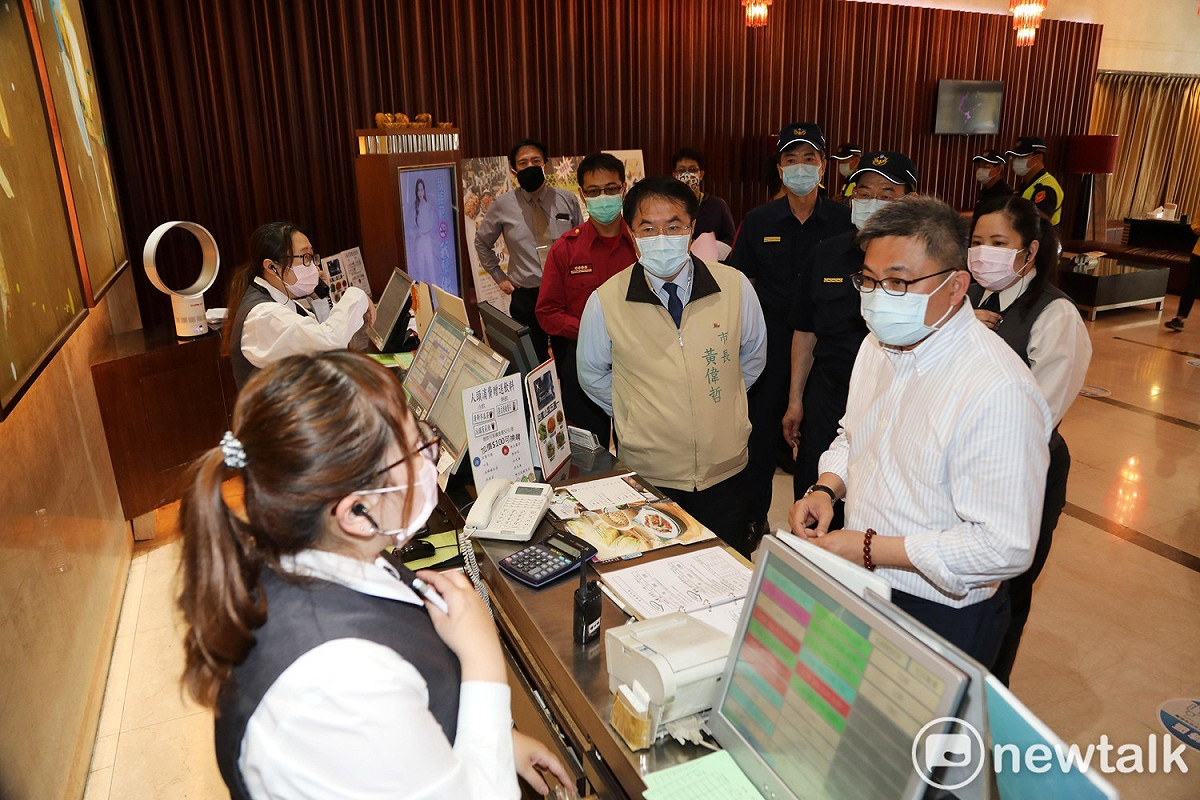 台北錢櫃KTV發生重大火警造成人員傷亡，台南市長黃偉哲聞訊後，立即親率消防局、經發局、警察局等單位人員，前往台南市的錢櫃KTV突檢稽查。 圖：黃博郎／攝