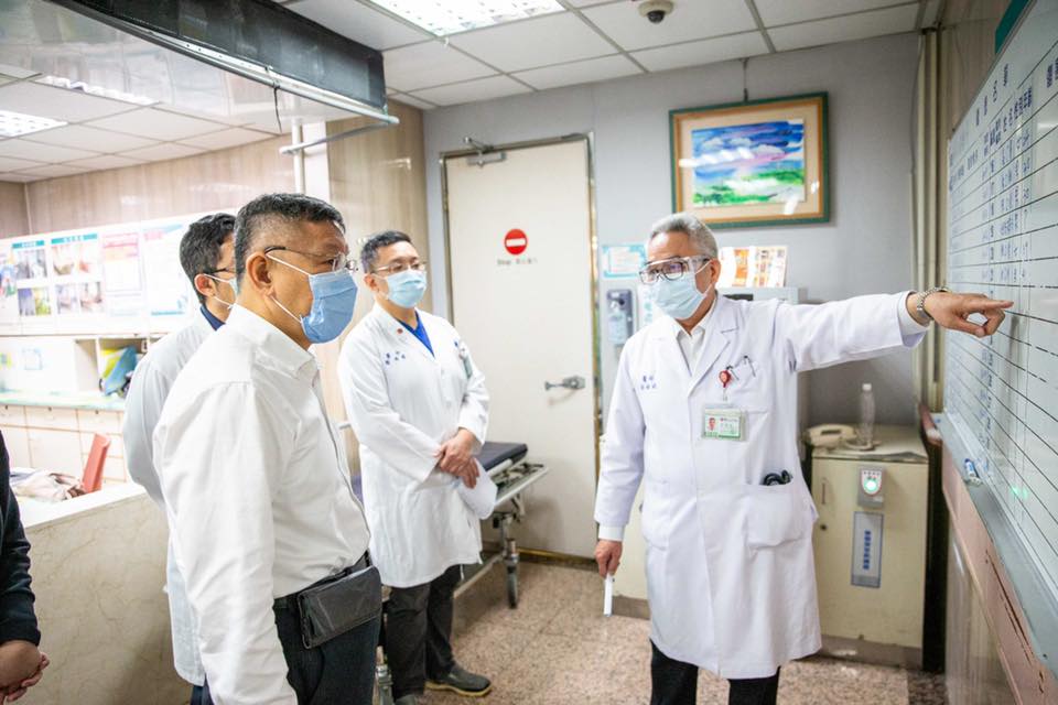柯文哲一得知北市發生重大火警便即刻北返，先到火場聽取簡報，再赴醫院探視慰問傷者。 圖：翻攝柯文哲臉書