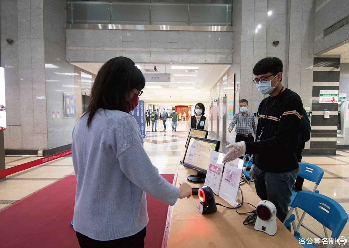 台灣防堵中國武漢肺炎，全民配合，無論是進入政府機關或搭乘公共交通運輸，人人都佩戴口罩。 圖：翻攝自桃園事臉書