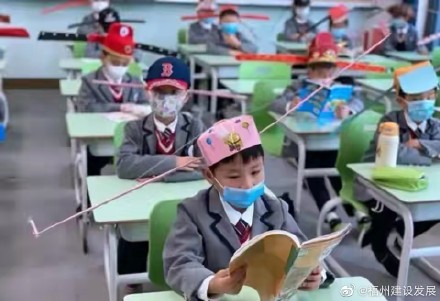 中國杭州養正小學復課，要求學生戴上自製的「一米帽」，以保持社交距離。 圖：翻攝自中國福州建設發展微博