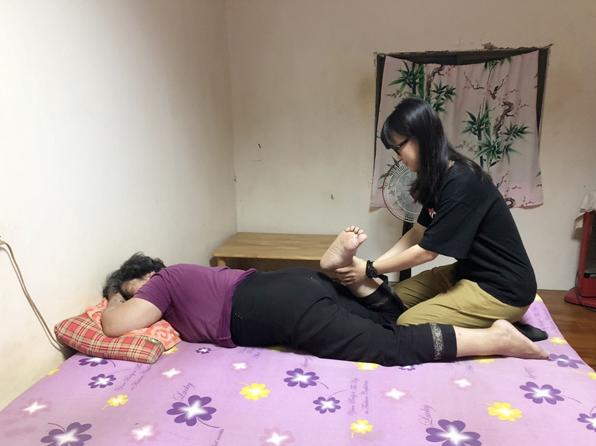 弘光物治系畢業生鄭米津國考全國第二名，在家幫阿嬤復健治療。 圖 : 弘光科大/提供