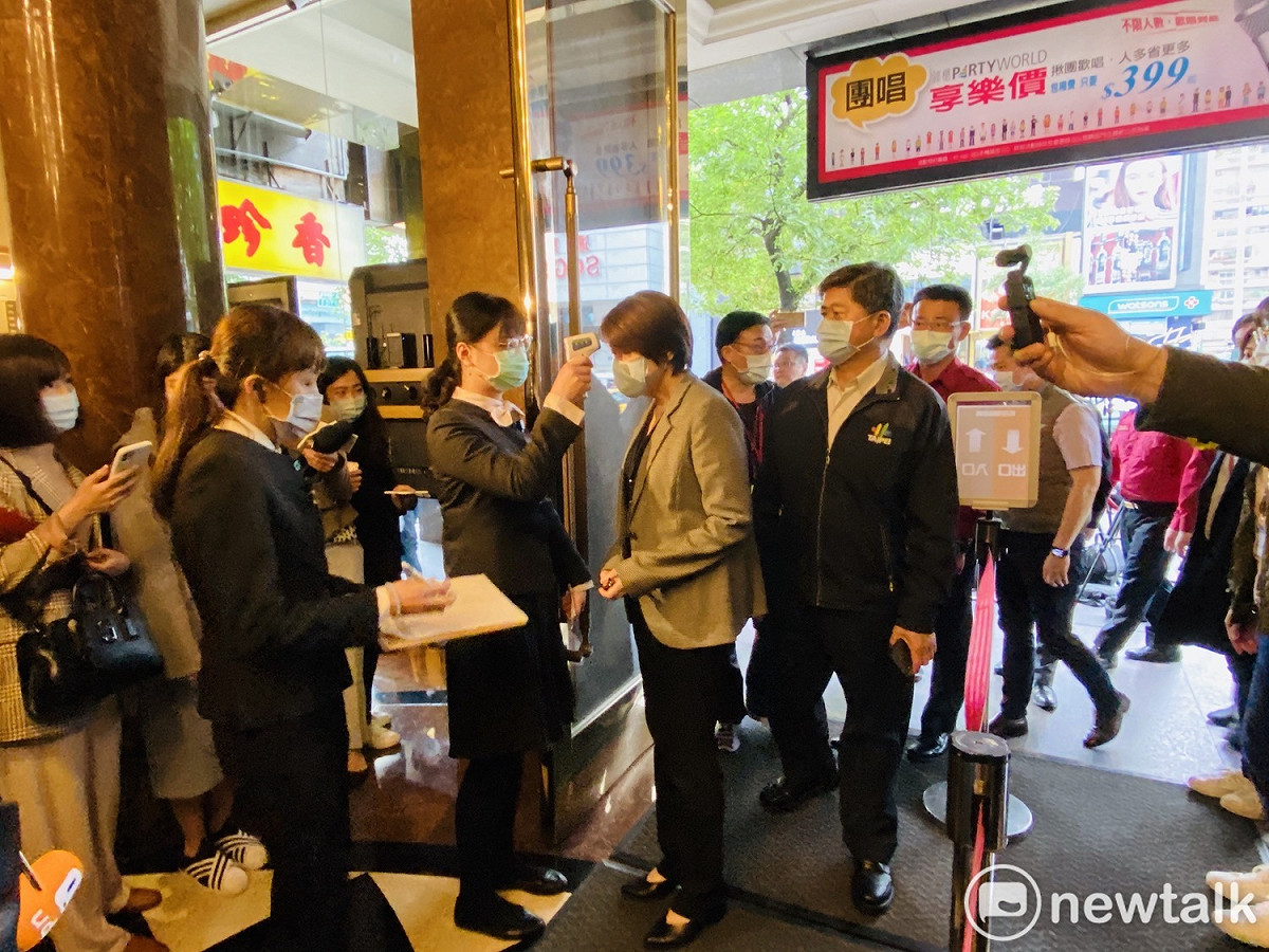 台北市副市長黃珊珊接受額溫量測。 圖：周煊惠 ／攝