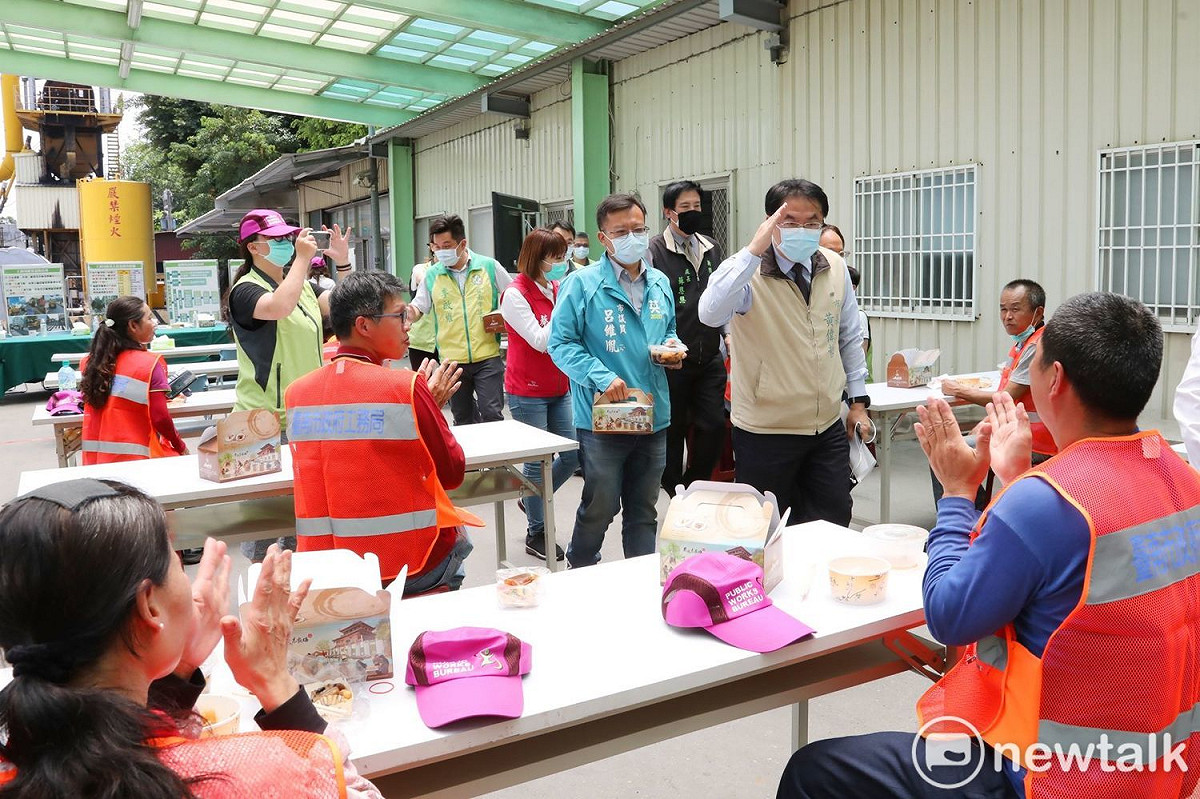 台南市長黃偉哲前往工務局國民瀝青廠，與第一線工作同仁進行「便當會」，代表市民向辛勤奉獻的全體勞工朋友們致上由衷的謝意及敬意。 圖：黃博郎／攝