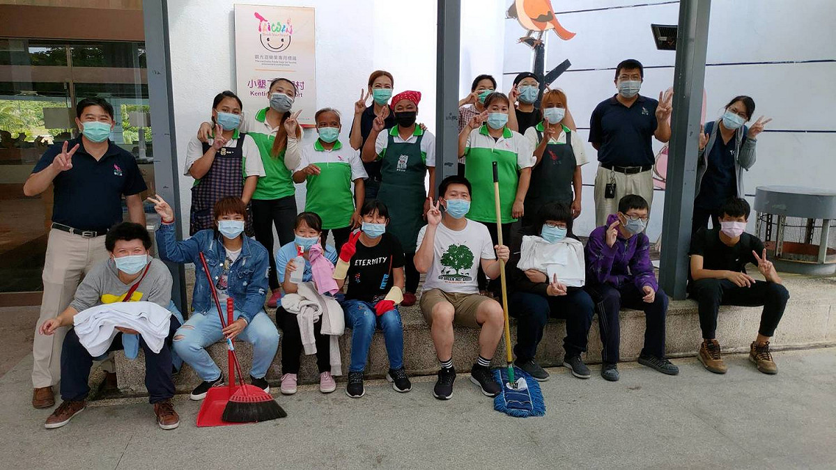 小墾丁渡假村總經理張福生(後排左一)指出，目前300棟木屋散落在40公頃園區中，小木屋之間的棟距遙遠，整房工作遠比其他飯店辛苦，且均依「屏東縣因應傳染性疾病旅館防疫手冊」進行整房，幸好，本次9位身心障礙學員均通過考試。 圖/小墾丁渡假村提供