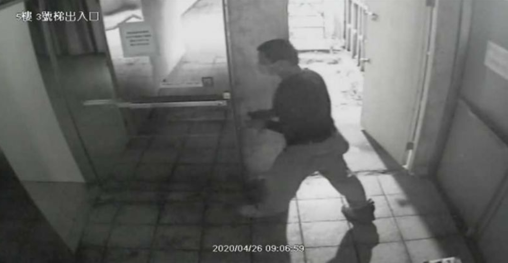 從監視器畫面中可見，王姓工頭在事發前1個多小時徘徊走動，疑似在儲藏室充電。 圖：翻攝畫面