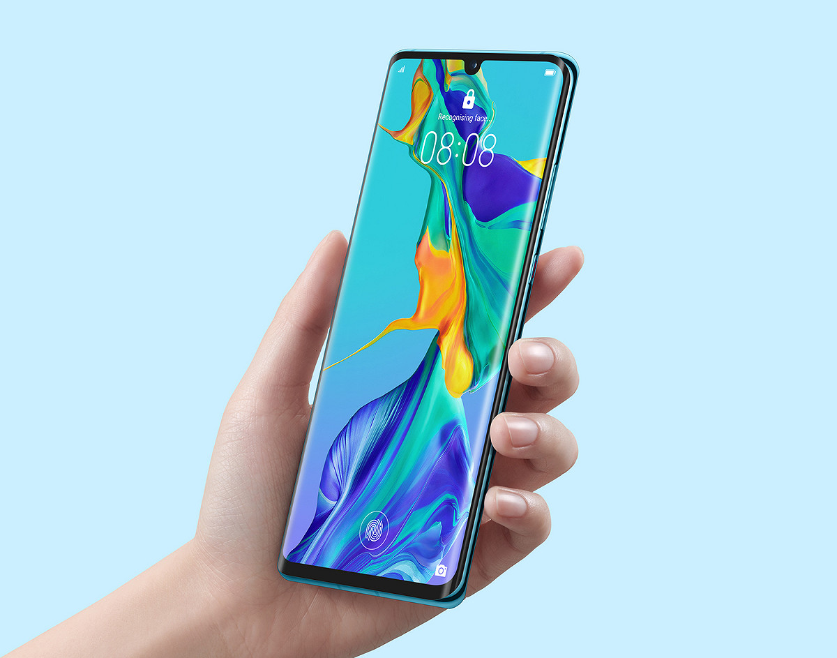 華為創辦人任正非認為自家手機系統可以超越Android、iOS，時間大概是「300年內」。圖為使用華為手機示意圖。 圖：取自華為官網