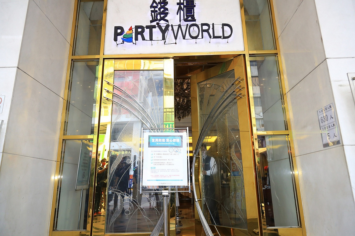 盧秀燕帶隊稽查，下令錢櫃自由店停業。 台中市政府/提供