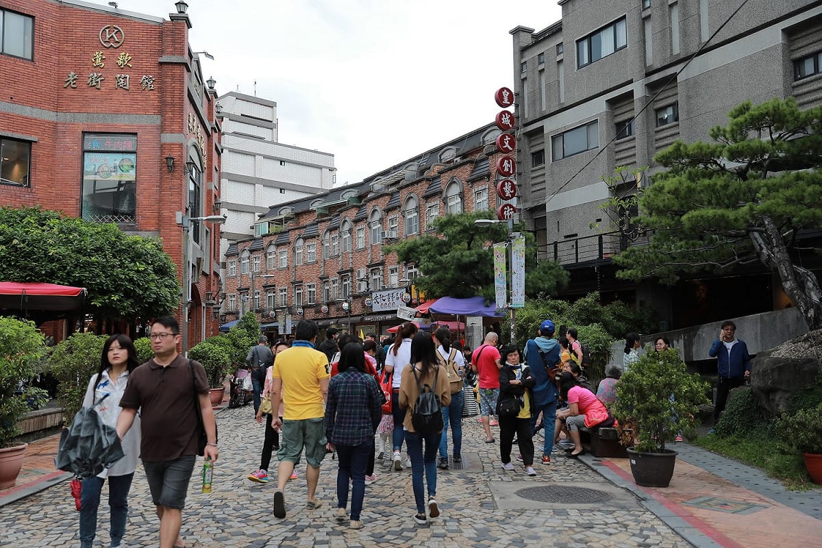 新北推商圈振興補助計畫，帶領商圈活絡在地經濟提升商機；圖為鶯歌商圈「2019鶯歌嘉年華」活動。 圖：新北市經發局/提供
