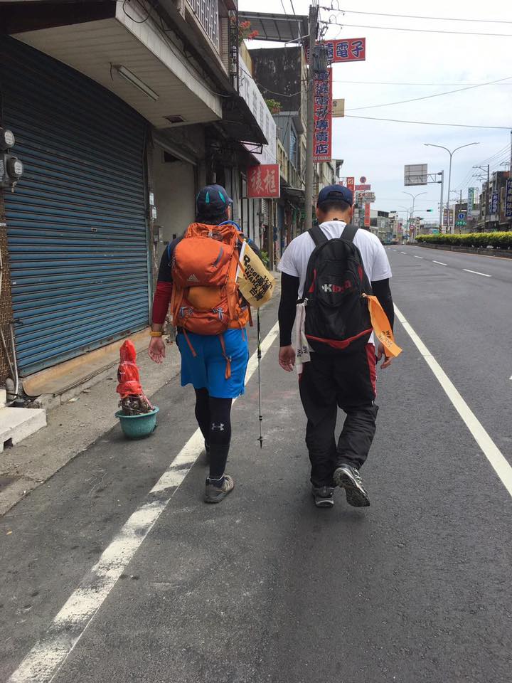 有民眾自發為罷韓苦行，要讓大家知道6月6號一定要出來投票。 圖：Wecare高雄臉書