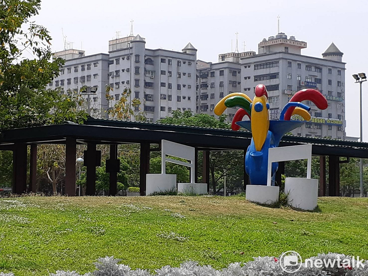 嘉義市文化公園是過溝里的地標，後方的崇文天下大樓則是過溝里的大票倉。 圖：蔡坤龍/攝
