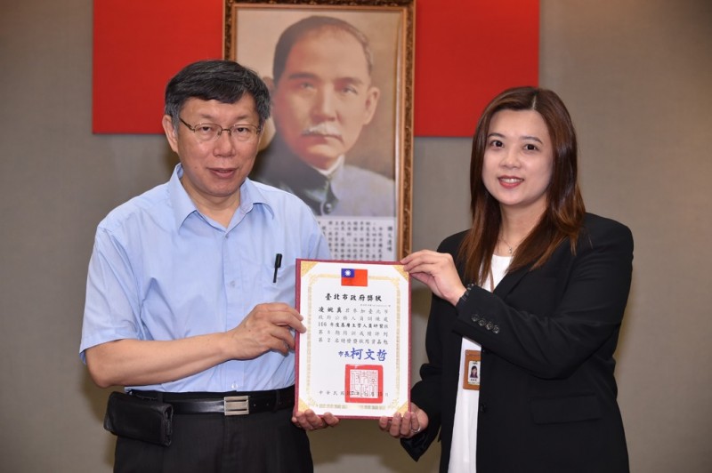 北市副市長蔡炳坤秘書凌婉真（右）。 圖：翻攝北市府網站
