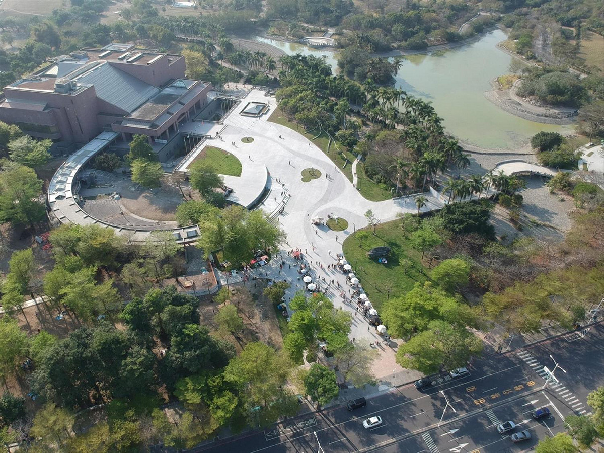 高美館為防疫，縮短平日開館時間，不過戶外廣場、藝術展出依然歡迎市民參觀。 圖：張瑪龍陳玉霖聯合建築師事務所／提供
