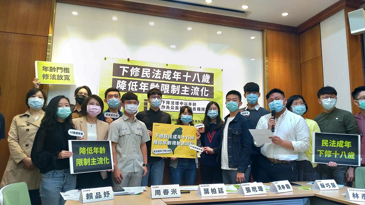 民進黨立委與民間團體呼籲下修民法成年18歲。 圖：陳佩君／攝