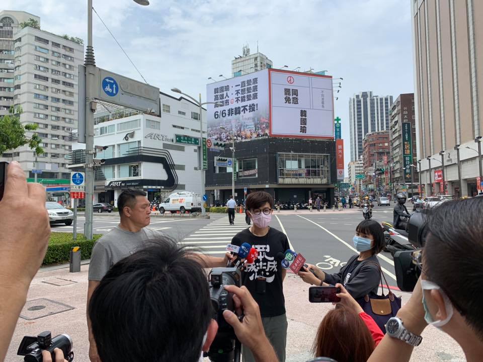 張博洋呼籲韓市府，即使今天拆下這塊罷韓看板，也挽不回參與罷韓百萬高雄市民的民心。 圖：翻攝自Wecare高雄臉書