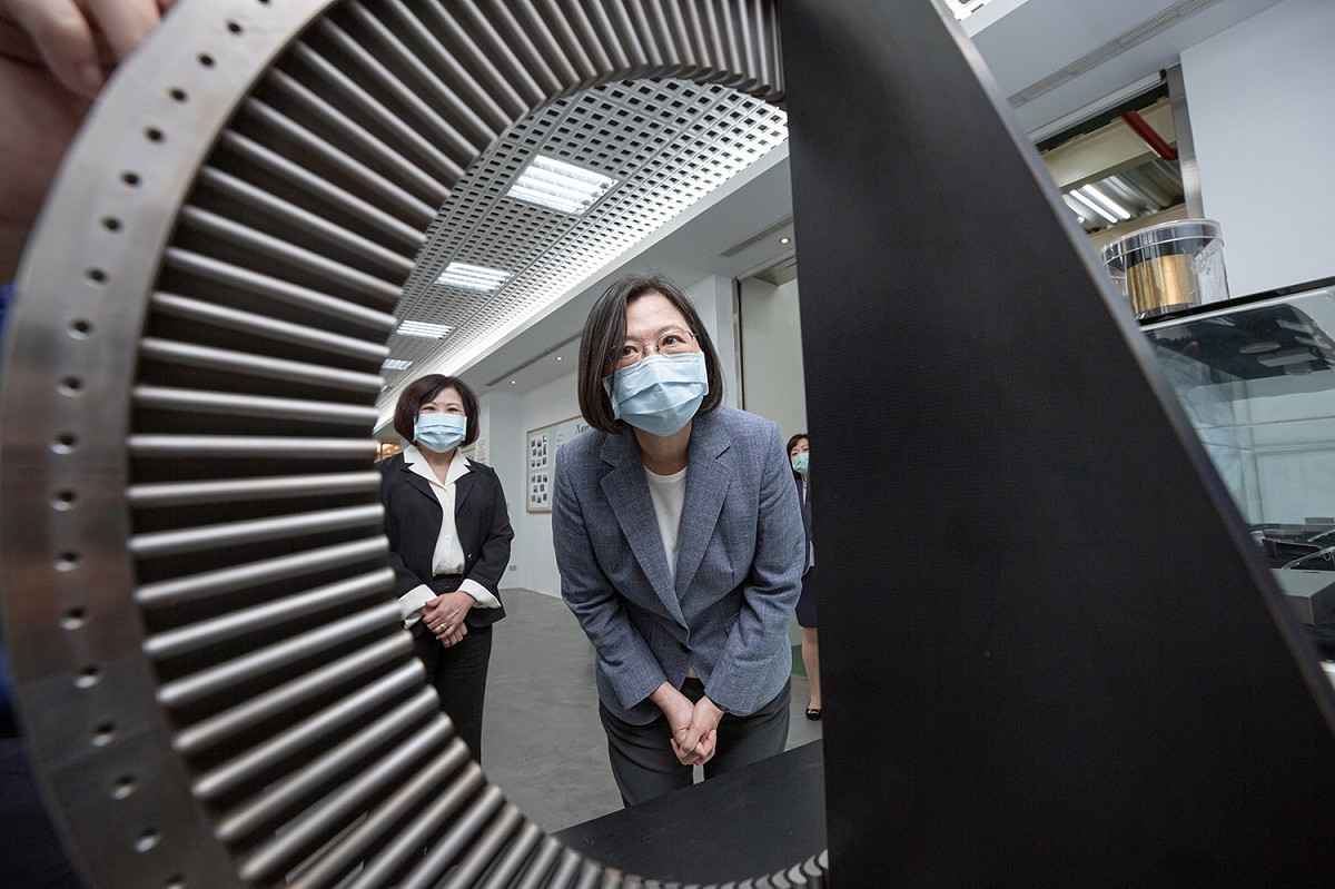 總統蔡英文28日上午前往台中訪視「勞動部充電再出發訓練計畫-精呈科技股份有限公司」。 圖：總統府提供