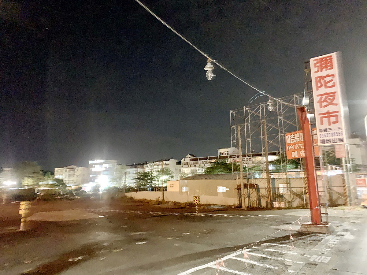 嘉義市彌陀夜市昨晚沒有營業，空無一人，中央卻警示「人潮略多」。 圖：嘉義市政府/提供