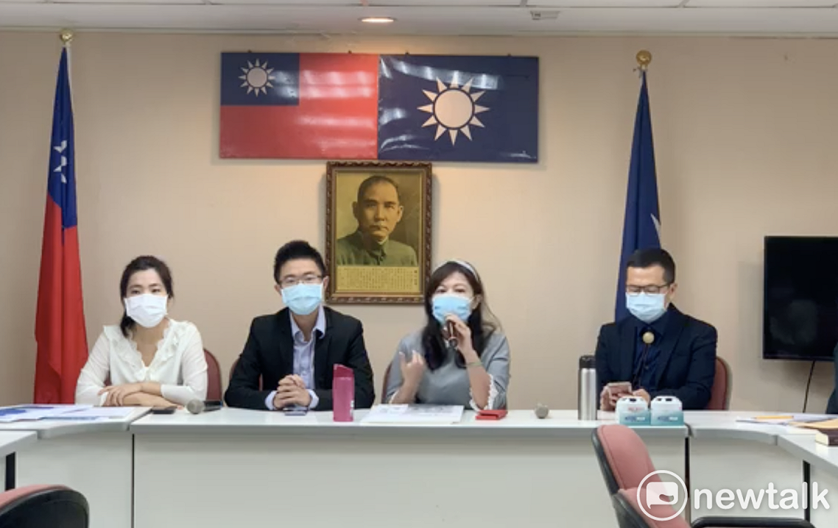 國民黨台北市議員游淑慧、羅智強、徐巧芯以及新黨議員侯漢廷今（28日）召開記者會，要求市府檢討26日錢櫃火警。 圖：翻攝游淑慧臉書