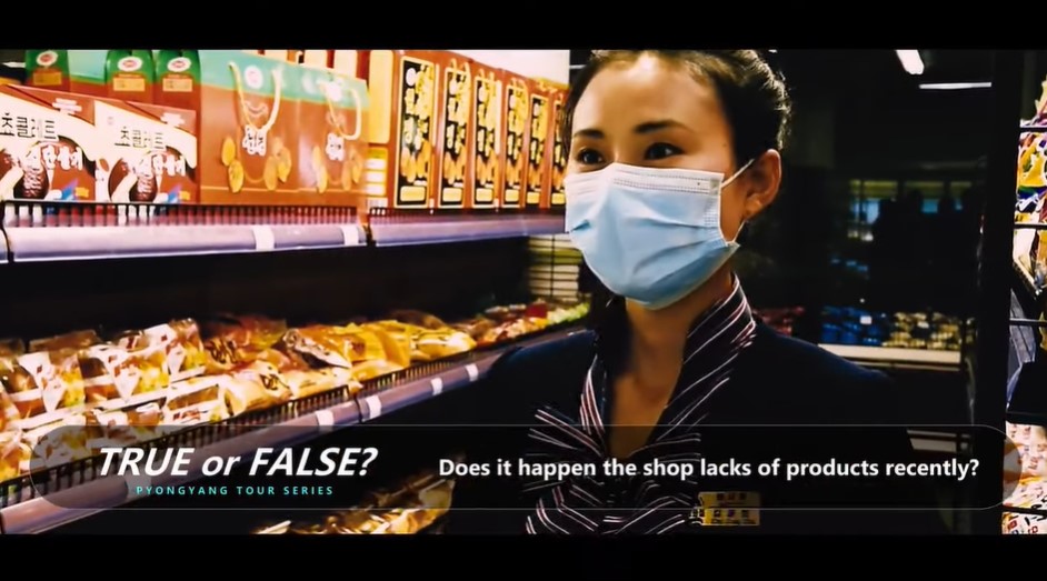 店內有許多穿著高跟鞋的年輕女性在購物，她們表示，「沒注意到物價有變貴」、「有些還降價了」。 圖：翻攝自Echo DPRK  Youtube