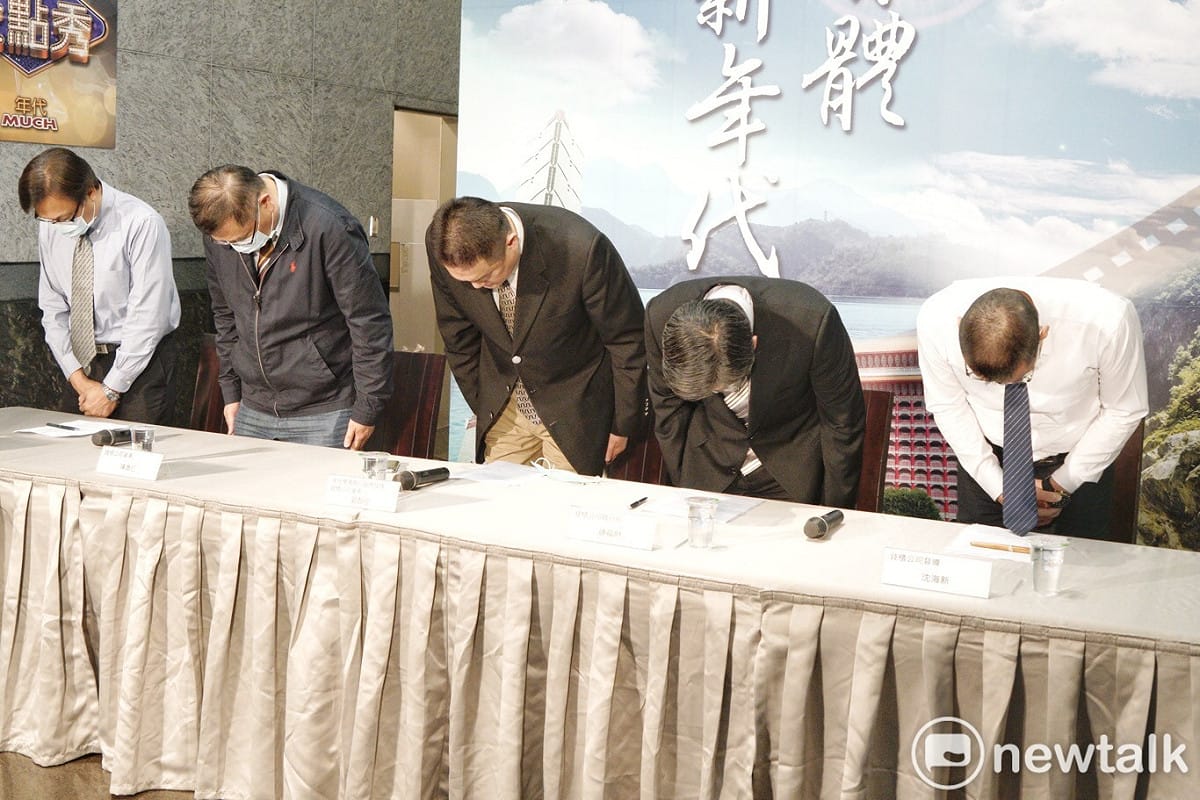 錢櫃5名出席記者會人員，先對社會大眾鞠躬表示道歉。 圖 : 張良一/攝