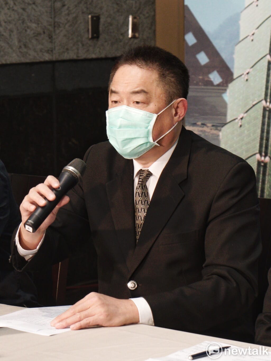 錢櫃董事嚴智徑說明錢櫃處理此次大火罹難事件，錢櫃公司處理的態度。 圖 : 張良一/攝