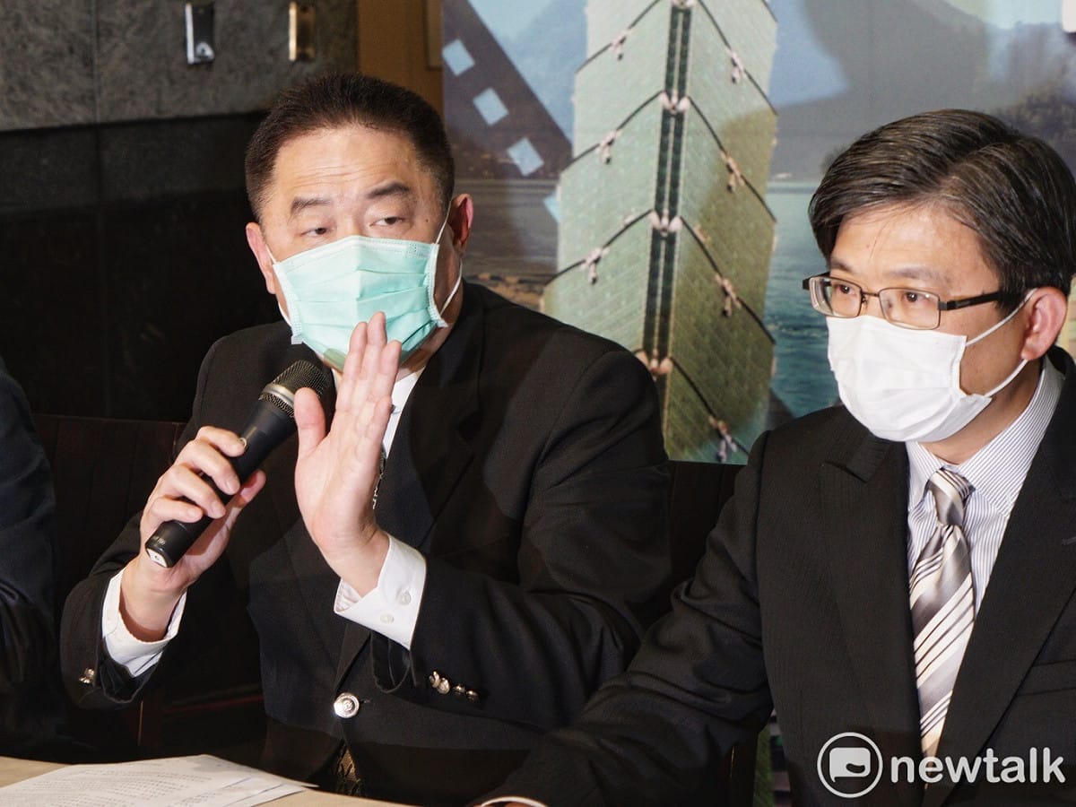 錢櫃董事嚴智徑(左)與錢櫃執行長連福財。 圖 : 張良一/攝